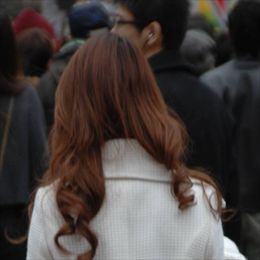女性の後ろ姿の長い髪